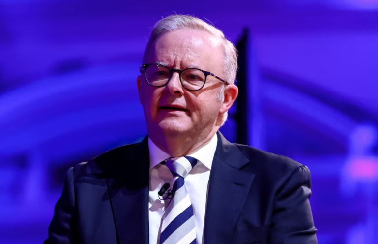 Australian bushfires destroy homes